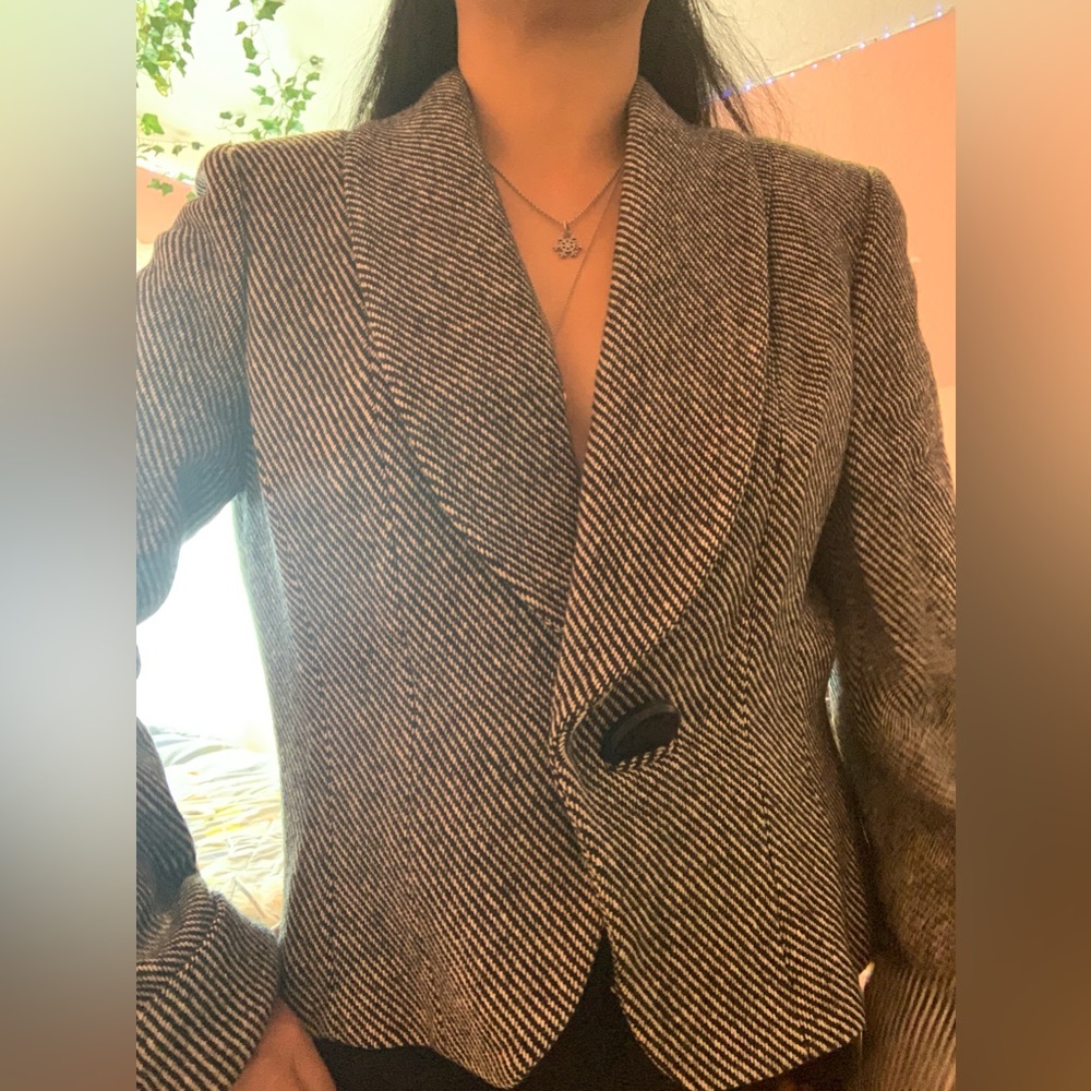 Elegant and Classy  Tahari Wool Blazer. Brand new condition.